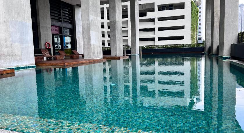 New Arcoris 6 Pax 2 BR with Pool View Mont Kiara - BOHO photo