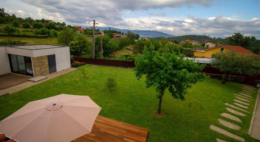 3 bedrooms house with enclosed garden and wifi at Gondiaes photo
