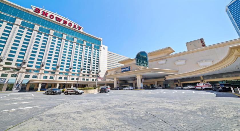 CozySuites Showboat Bold Beachside Suite photo