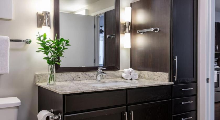Stunning 2BR CozySuites with roof pool, lounge gym photo