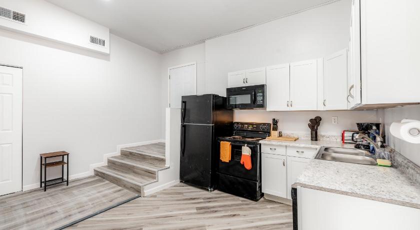 2BR Park Ave Townhome with parking CozySuites photo