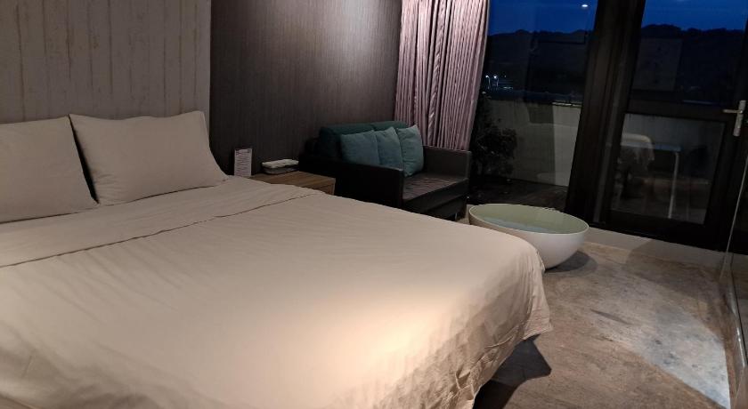 Image of Mountain View Queen Bed Room Only 10