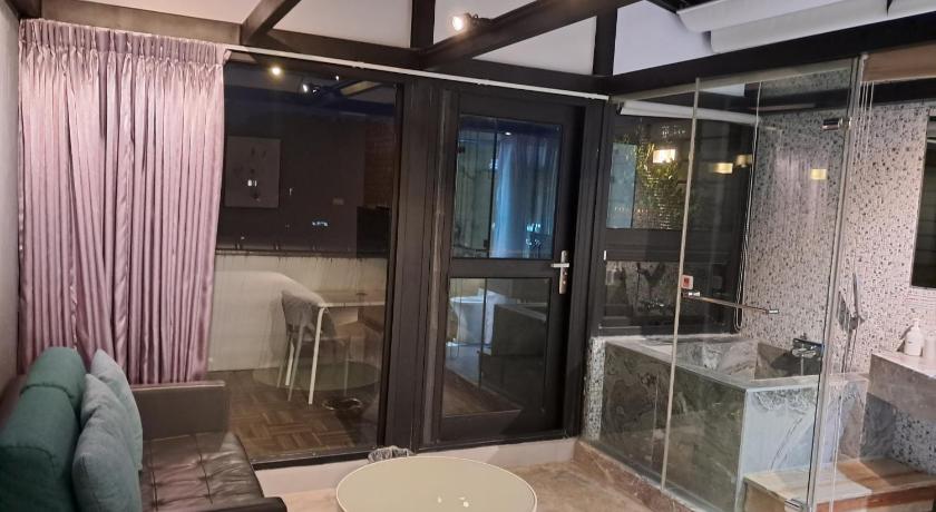 Image of Mountain View Queen Bed Room Only 14