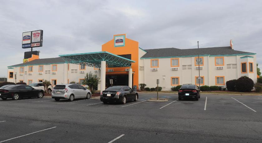 Howard Johnson by Wyndham Tifton photo