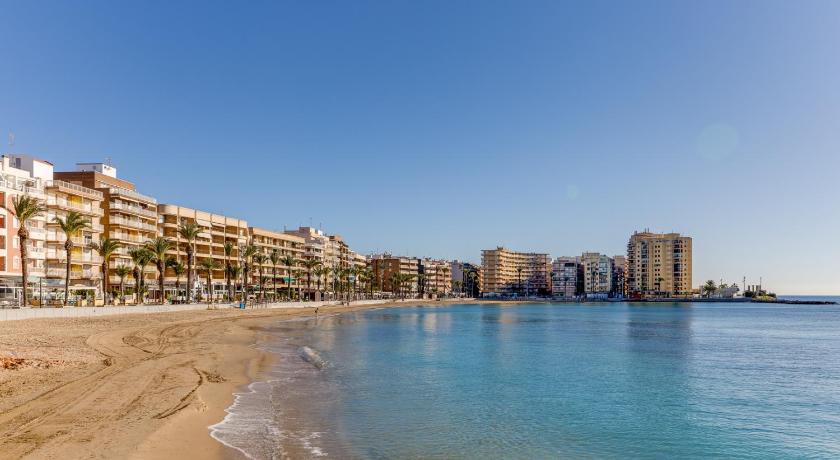 Entire house - 3 Bedroom 2 Bathroom Apartment 500 Meters From The Beach in Torrevieja - image 3