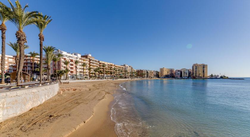 Entire house - 3 Bedroom 2 Bathroom Apartment 500 Meters From The Beach in Torrevieja - image 11