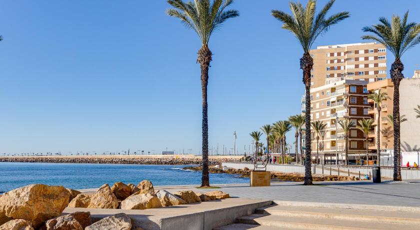 Entire house - 3 Bedroom 2 Bathroom Apartment 500 Meters From The Beach in Torrevieja - image 2
