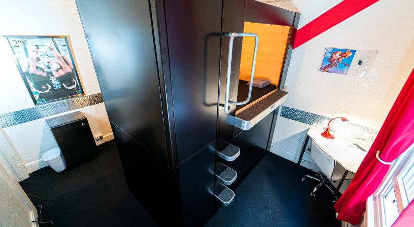 Imagen de 1 persona en dormitorio compartido de 2 cápsulas - Solo Mujeres (1 Person in 2-Capsule - Female Only) 7