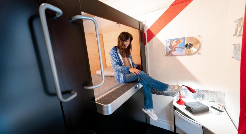 Imagen de 1 persona en dormitorio compartido de 2 cápsulas - Solo Mujeres (1 Person in 2-Capsule - Female Only) 4