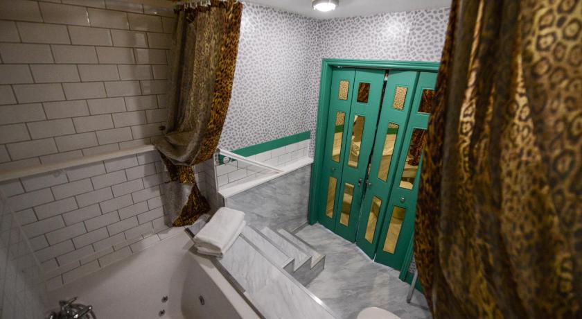 Image of Superior Double Room - Bettie's Boudoir 11