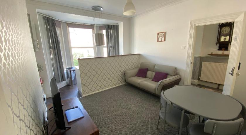 The Walnut Suite lovely one bedroom flat in Stoke. — Hotel in Plymouth