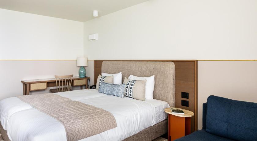 Image of Deluxe High Floor with Balcony and Lake View 10