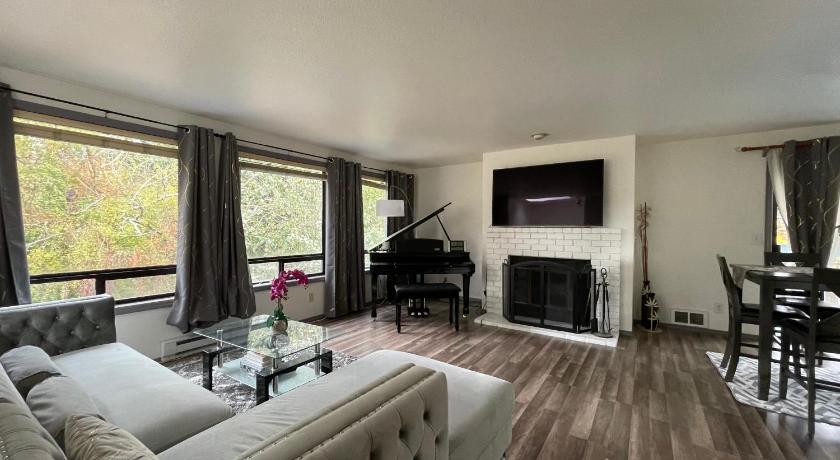 Remodeled, Spacious, Modern Retreat 5 BR, 3BA, 2KIT