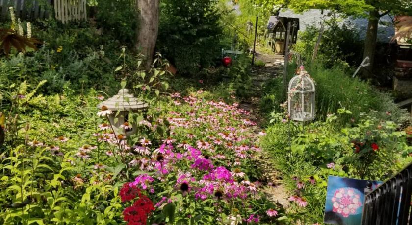 The Queen, A Victorian Bed & Breakfast photo