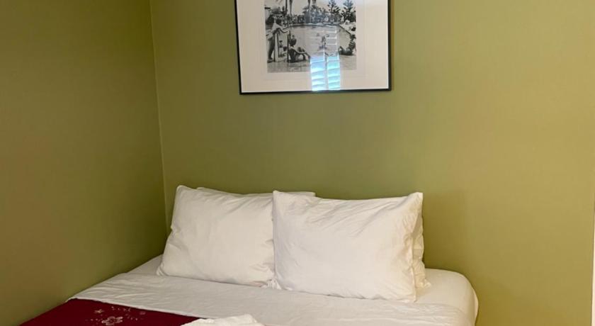 Spacious Private Los Angeles Bedroom with AC &amp; WIFI &amp; Private Fridge near USC the Coliseum Expositio — Hotel in Los Angeles (CA)
