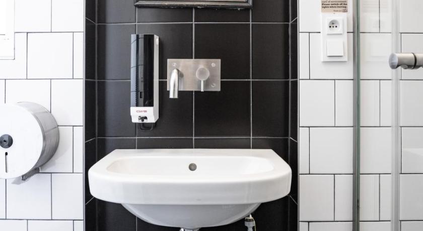 Image of Twin Room with Shared Bathroom 2