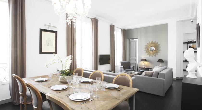 a living room filled with furniture and a table, LivinParis - Luxury 3 Bedrooms Le Louvre I in Paris