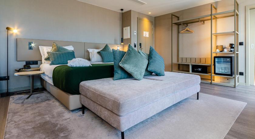 Lisbon OMID Saldanha Hotel 4-Star Hotel pool