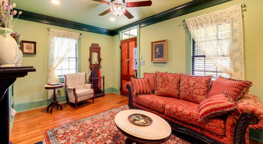 Victorian Vacation Rental Apt in Downtown New Bern