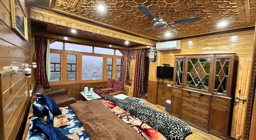 Sun n Shade Guest House - image 9
