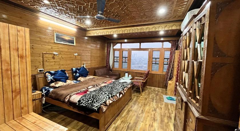 Sun n Shade Guest House - image 10