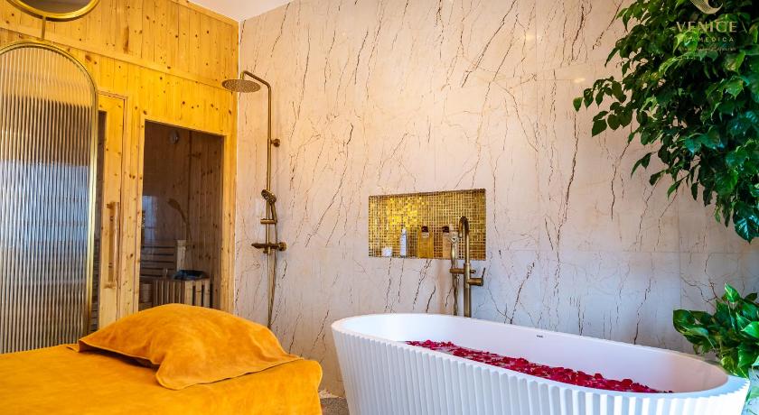 Roma Hotel Phu Quoc - Free Airport Shuttle & Spa Inclusive - image 14