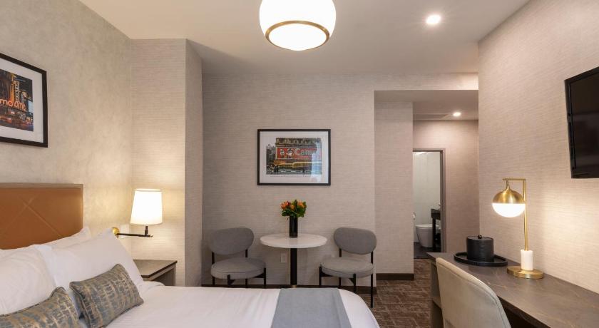 Image of Deluxe Queen Room 7
