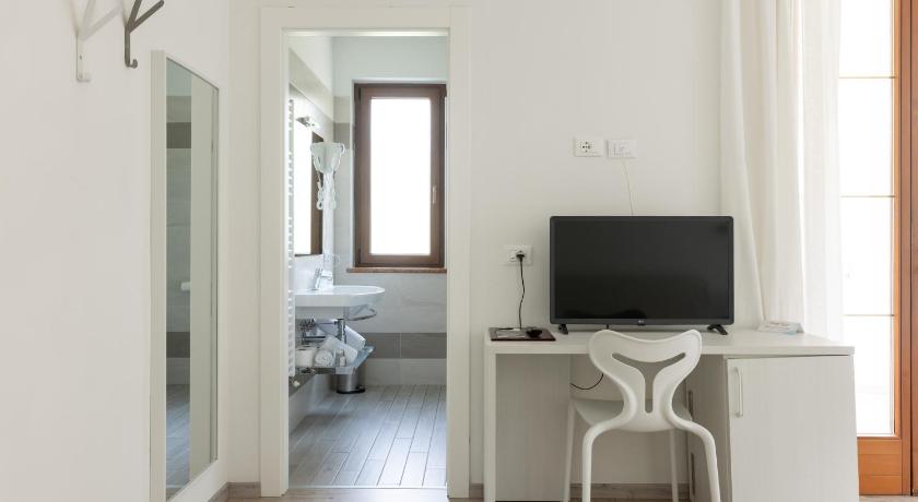 Image of Double or Twin Room with Mountain View 9