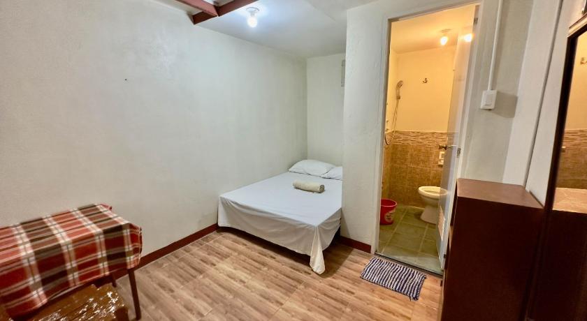 Budget Double Room, Darpins Guesthouse in Dumaguete