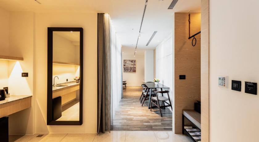 Image of Elegant Suite 5