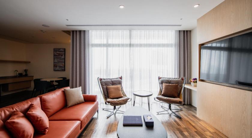 Image of Deluxe Suite 8