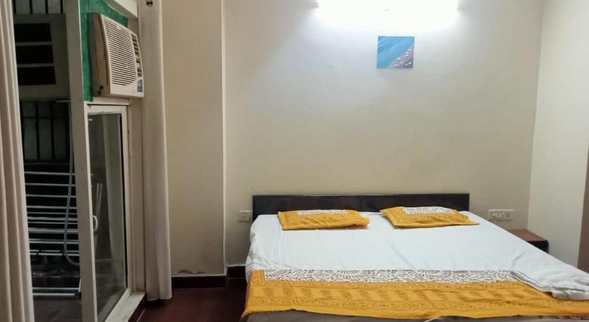 Entire 2 BHK with garden Noida Delhi NCR photo