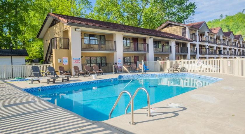 Super 8 By Wyndham Downtown Gatlinburg At Convention Center photo