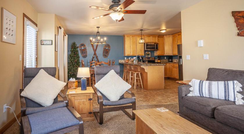 DAS BAVARIAN CONDO, 5 Star Ground Floor Unit, Walk to Town, Sleeps 6 photo