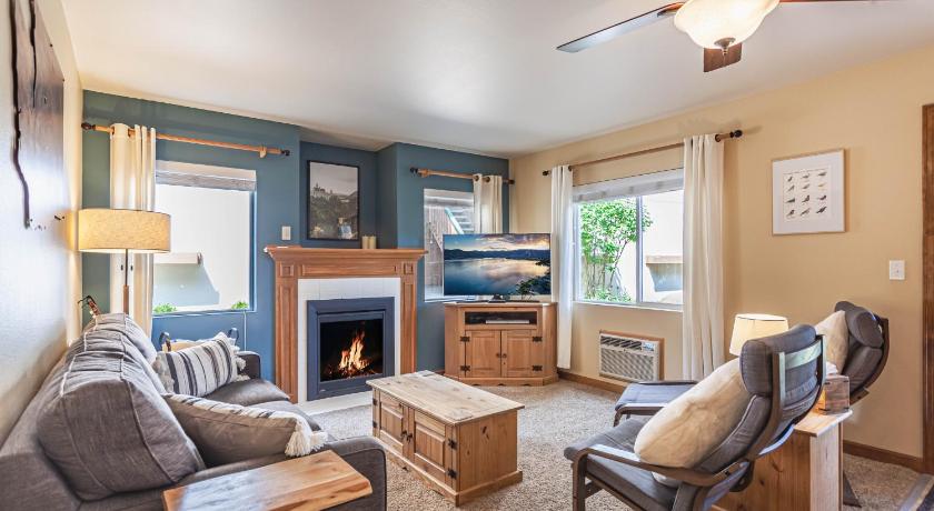 DAS BAVARIAN CONDO, 5 Star Ground Floor Unit, Walk to Town, Sleeps 6 photo