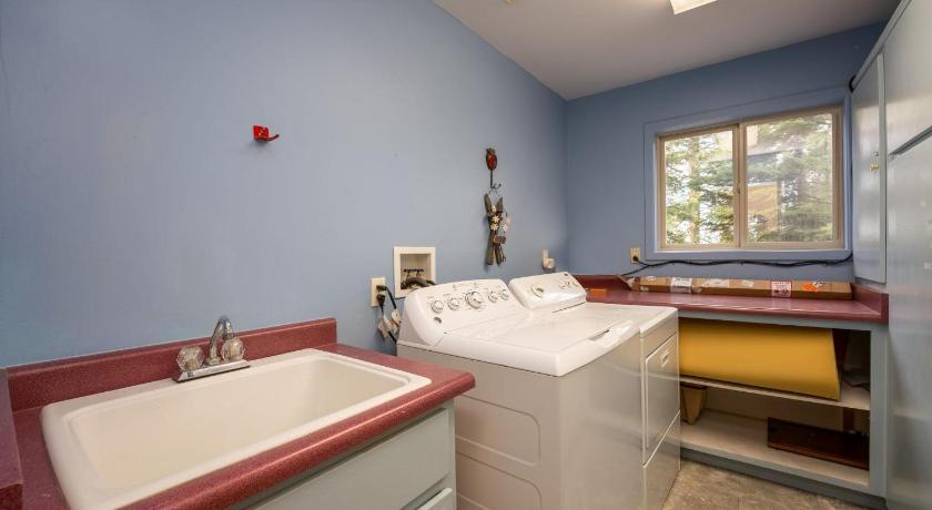 Falcons Nest (Downstairs) - 3BR/3BA Home photo