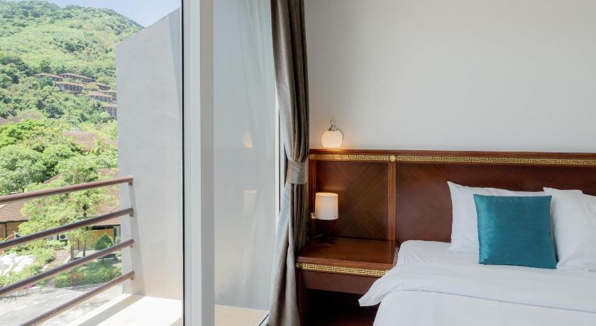 Image of Deluxe with Balcony 6