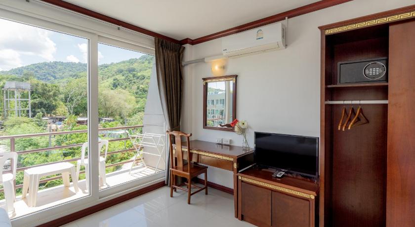 Image of Deluxe with Balcony 4