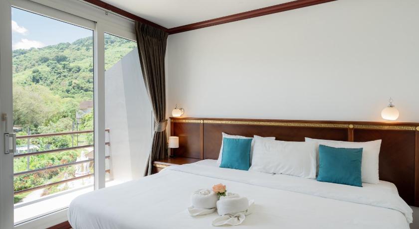 Image of Deluxe with Balcony 3