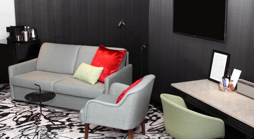 Image of Junior Suite, 1 King, Courtyard view 2