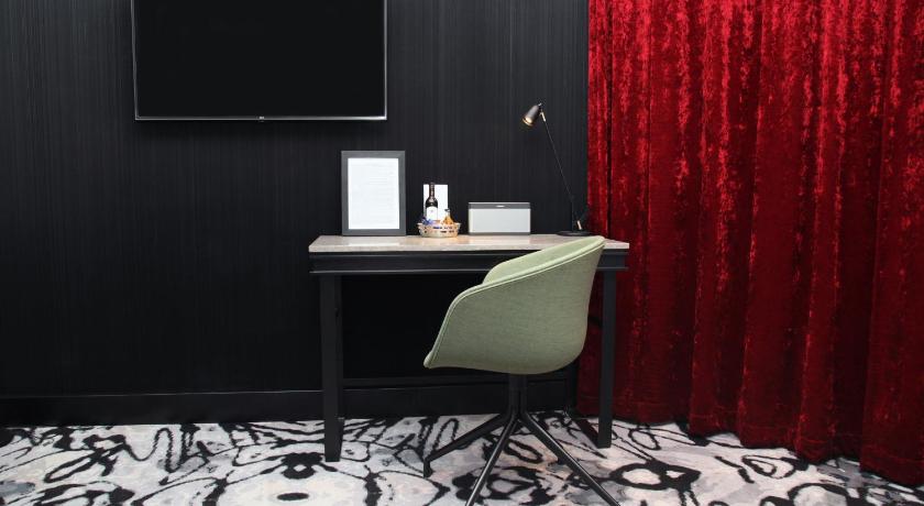 Image of Junior Suite, 1 King, Courtyard view 4