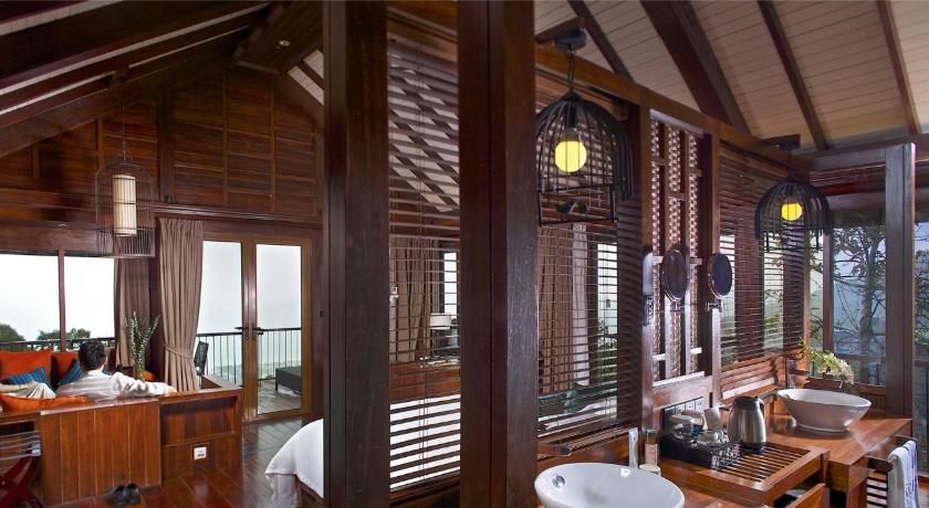 รูปของ(Double Bed or Twin Beds) Hilltop Full Sea View Villa – with Private Bathtub on Balcony 3