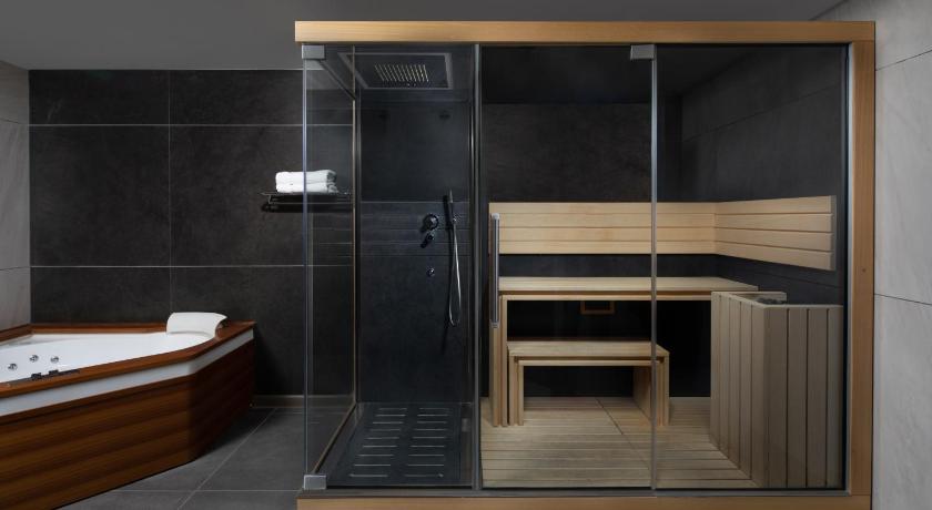 Image of Suite with Spa Bath and Sauna Side View 3