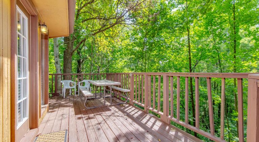 Smoky View Chalet, 2 Bedrooms, Pool Table, Foosball, Pool Access, Sleeps 6 photo