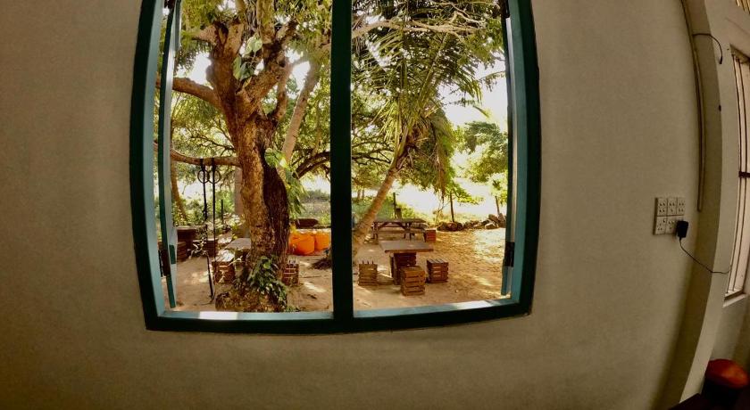 Hangover Hostels Arugam Bay photo