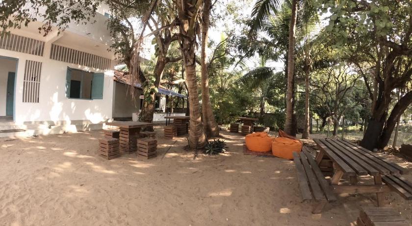 Hangover Hostels Arugam Bay photo