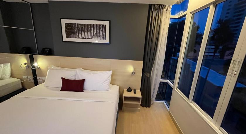 รูปของดีลักซ์ คอร์เนอร์ เตียงใหญ่ (Deluxe Corner Double Room) 11