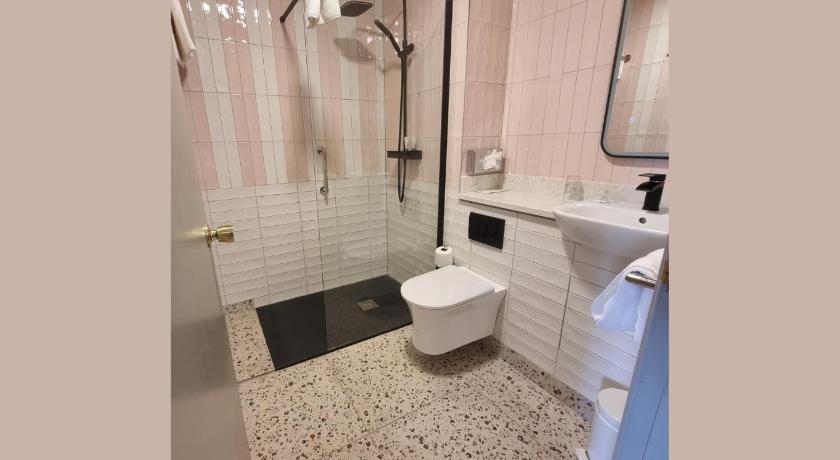 Image of Deluxe Double Room with Two Double Beds 4