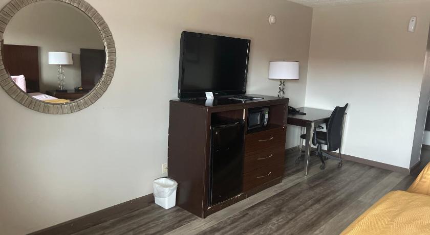Royal Inn & Suites photo