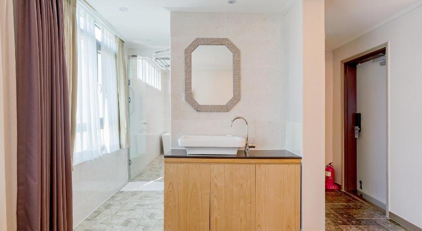 Image of Deluxe Family Twin Room City View 2